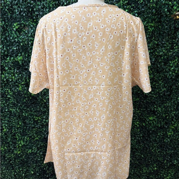 Peach Daisy Flutter Sleeve V-Neck Blouse - Picture 2 of 3
